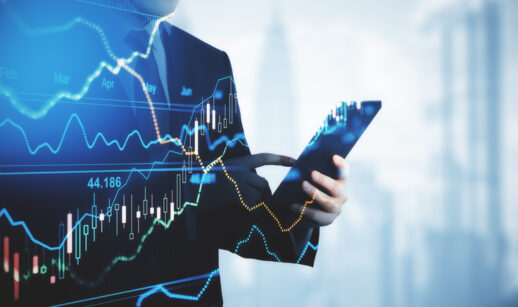 Homem analisa investimentos em um tablete