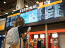 Turista olha painel de voos no aeroporto