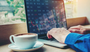 Investidor analisa cotações de ações no computador