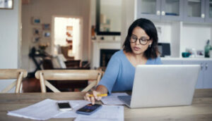 Investidora no computador