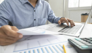 Investidor analisa gráficos