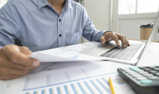 Investidor analisa gráficos