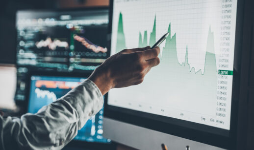 Investidor analisa gráfico em uma tela de computador