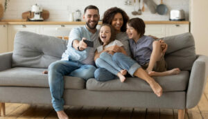 Família no sofá
