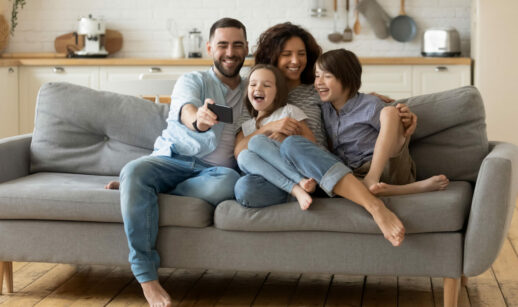 Família no sofá