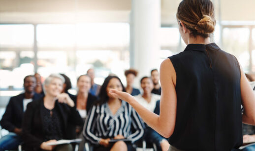 Mulher na liderança em sala