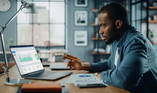 Investidor avalia gráfico do mercado financeiro