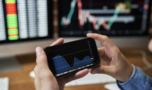 Investidor analisa gráfico do mercado financeiro