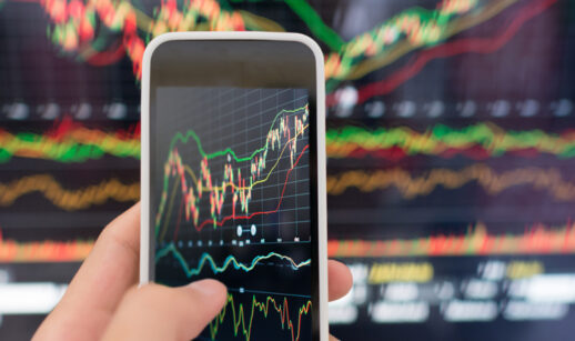 Investidor analisa gráfico em celular