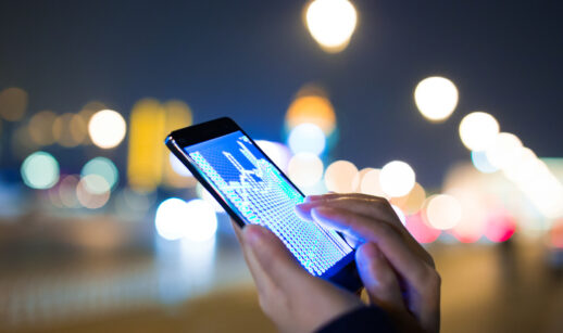 Investidor analisa gráfico no celular