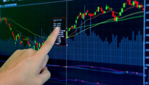 Investidor analisa gráfico do mercado financeiro