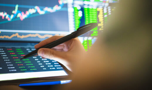 Investidor analisa gráfico financeiro