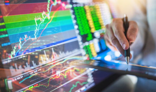 Investidor analisa gráfico do mercado financeiro