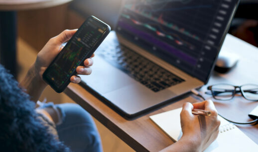 Investidor analisa gráfico do mercado financeiro