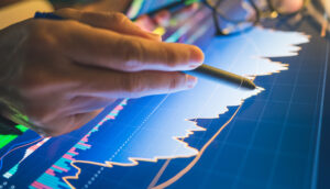 Investidor analisa gráfico do mercado financeiro