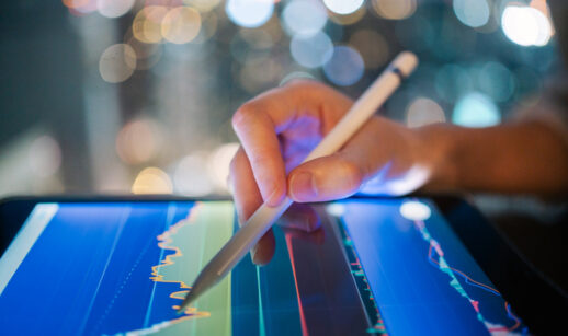 Investidor analisa gráfico do mercado financeiro