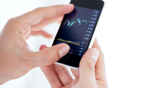 Investidor avalia gráfico do mercado financeiro