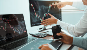 Investidor analisa gráfico do mercado financeiro