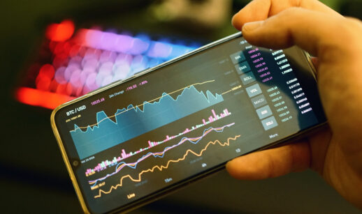 Investidor analisa gráfico do mercado financeiro