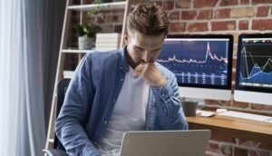Investidor analisa gráfico do mercado financeiro