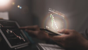 Investidor analisa gráfico mercado financeiro