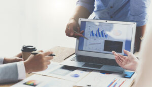 Investidores analisam gráfico