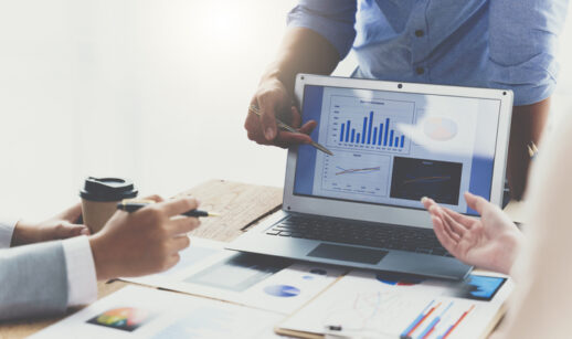 Investidores analisam gráfico