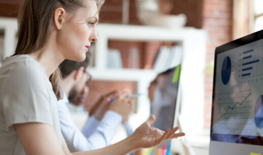 Mulher analisa resultados