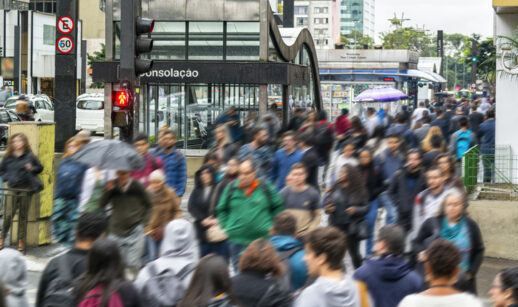 Pessoas caminhando na rua