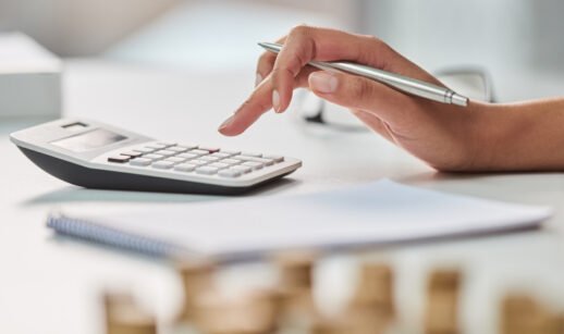 Pessoa usando a calculadora