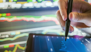 Investidor analisa gráfico do mercado financeiro