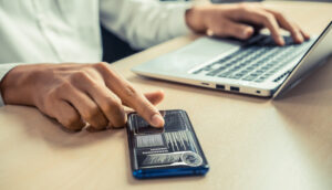 Investidor analisa gráfico