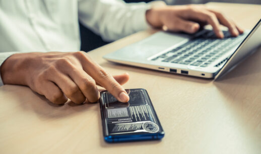 Investidor analisa gráfico