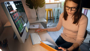 Investidora analisa gráfico do mercado financeiro