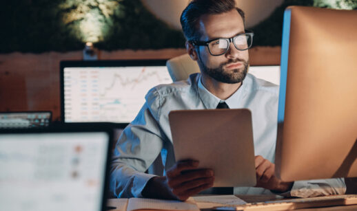 Investidor avalia gráfico do mercado financeiro