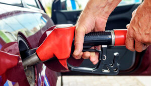 Pessoa abastecendo carro