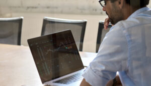 Investidor analisa gráfico do mercado financeiro