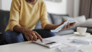 pessoa fazendo contas em calculadora