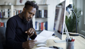 Homem trabalhando em análise no computador