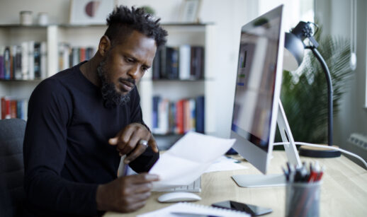 Homem trabalhando em análise no computador