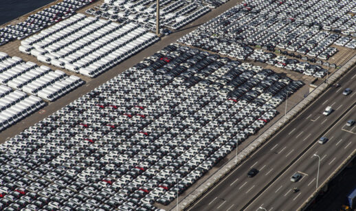 Veículos em pátio de montadora