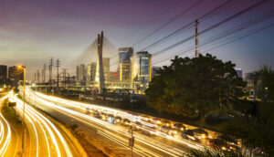 Trânsito marginal Pinheiros a noite