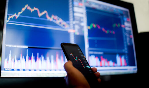 Investidor analisa gráfico do mercado financeiro