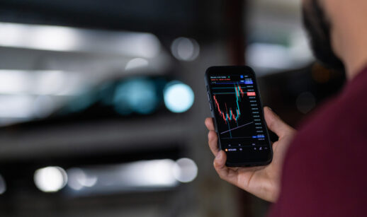 Investidor analisa gráfico do mercado financeiro