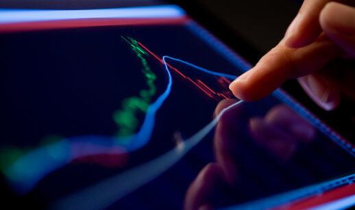 investidor analisa gráfico do mercado financeiro