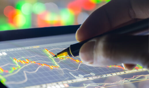 Investidor analisa gráfico do mercado financeiro