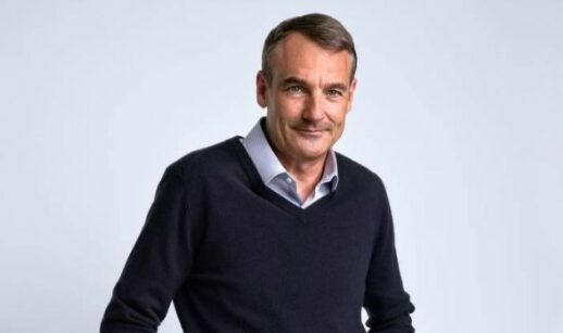 O CEO da BP, Bernard Looney, renunciou abruptamente ao cargo na terça-feira, 12, em meio a investigações sobre relacionamentos antigos com colegas, anunciou a empresa, em nota. A BP (antiga British Petroleum) informou que a decisão de Looney foi uma surpresa e que sua saída será imediata, com o diretor financeiro Murray Auchincloss ocupando o seu cargo de forma interina. Looney deixa a empresa menos de quatro anos após assumir seu comando com um plano ambicioso de posicionar a BP na vanguarda da transição global para a energia renovável. Segundo a empresa, o ex-CEO não foi "completamente transparente" sobre antigas relações pessoais com colegas de trabalho. Em nota, a BP relatou que o conselho da empresa revisou em maio de 2022 as alegações de relações pessoais entre Looney e colegas, com base em informações anônimas. A empresa afirmou que Looney revelou um pequeno número de relacionamentos anteriores que ocorreram antes de ele se tornar CEO. A BP disse que, na época, não encontrou nenhuma violação do código da empresa. Mas o conselho recebeu novas alegações, que continua investigando. "Looney informou hoje à empresa que agora aceita que não foi totalmente transparente em suas divulgações anteriores", segundo o comunicado da BP, publicado na terça. O Financial Times relatou anteriormente os planos de Looney de renunciar. Às 9h08 (de Brasília), a ação da BP caía 1,22% em Londres. (AE) Abra sua conta no Banco Safra.