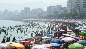 Praia lotada no Rio de Janeiro