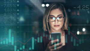 Investidora com celular