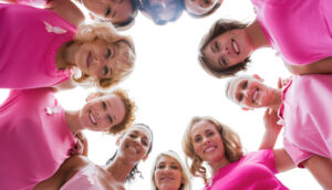 Câncer de mama outubro rosa: mulheres de rosa